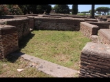 06672 ostia - regio iv - insula v - taberne dei pescivendoli (iv,v,1) - 1. raum an ostseite - bli ri westen - 06-2024.jpg